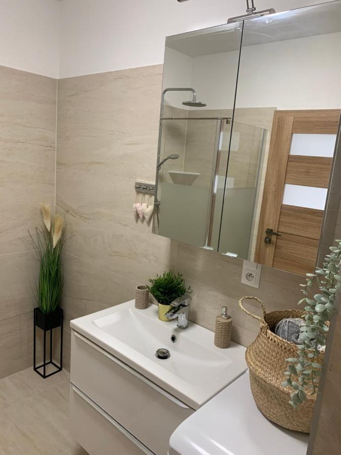 Cozy 2-Bedroom Vacation Apartment With Entire Top Floor Gaj  Ngoại thất bức ảnh